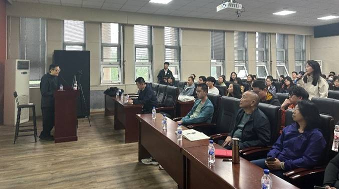 大厅里的人们 描述已自动生成